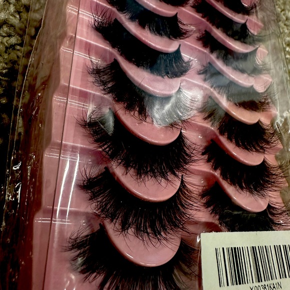 Lashes - Picture 2 of 3